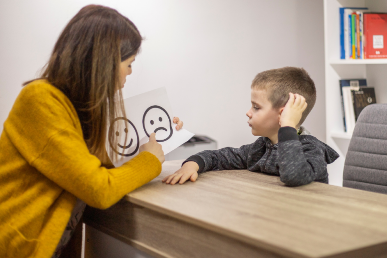 early signs of communication issues in autism