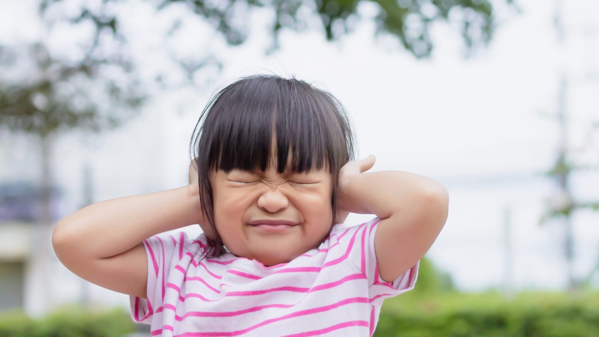 helping kids with autism cope with loud noises